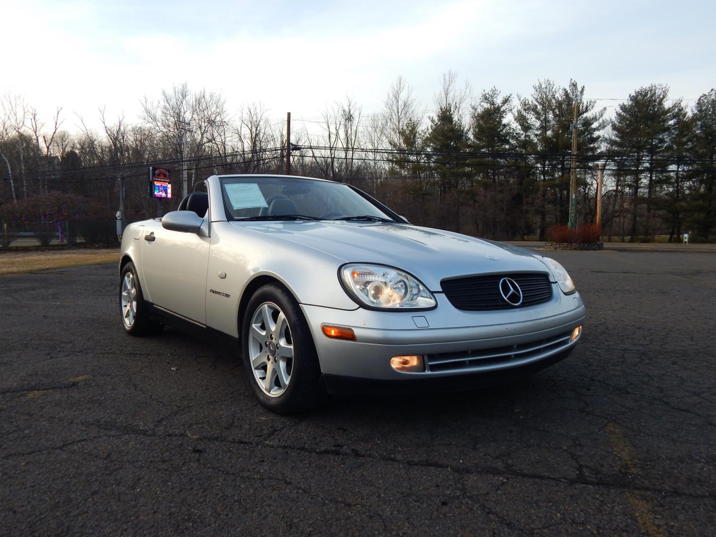 2000 Silver /Black Leather Mercedes-Benz SLK SLK230 (WDBKK47F2YF) with an 2.3L 4 cylinder supercharged engine, Automatic transmission, located at 6528 Lower York Road, New Hope, PA, 18938, (215) 862-9555, 40.358707, -74.977882 - Here we have a Mercedes SLK320 with a 2.3L 4 cylinder supercharged engine putting power to the rear wheels via an automatic transmission. Options include: black leather seats, power windows/locks/mirrors, Alpine head unit, heat/AC, tilt steering wheel, convertible hard top, cruise control, 16inch al - Photo#15